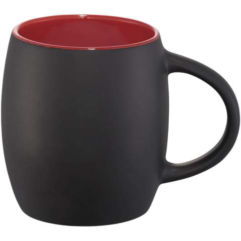 De gezellige Heart 400 ml keramische mok met matte afwerking en houten onderzetter is een trendy metgezel voor een warme drank op koude winterdagen. Het ronde design valt overal op, net als het kleuraccent aan de binnenkant. Het keramische materiaal is hittebestendig en de onderzetter kan ook als deksel worden gebruikt. De Hearth mok (inclusief opdruk) is vaatwasmachinebestendig volgens EN12875-1 voor minstens 125 wasbeurten. 