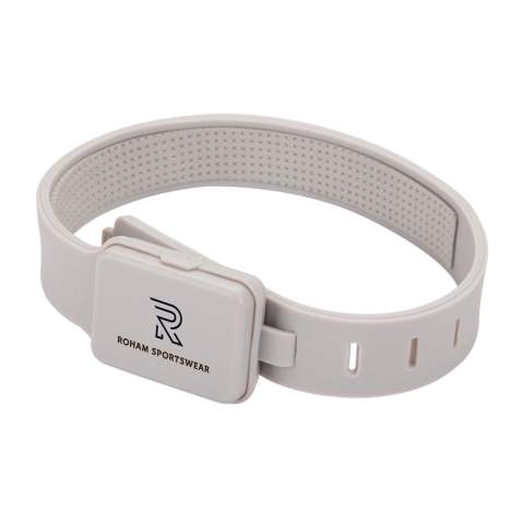 Brassard LED rechargeable Lumi Sprint est idéale pour des courses nocturnes sûres. Avec son design élégant et son poids de seulement 39,6 grammes, cette lampe ultra-fine. Elle offre un éclairage puissant grâce à sa LED COB de 90 lumens et propose trois modes d'éclairage : blanc, rouge et blanc/rouge clignotant, pour une excellente visibilité. Conçue pour être durable et étanche (IPX4), elle résiste à la pluie et à la transpiration sans problème. Son boîtier est en plastique ABS recyclé certifié RCS. La norme RCS (Recycled Claim Standard) vérifie le contenu recyclé d'un produit tout au long de sa chaîne d'approvisionnement. Contenu recyclé total : 17 % du poids total de l'article. La batterie Li-Ion rechargeable de 400 mAh offre jusqu'à 2 heures d'autonomie et se recharge complètement en seulement 1,25 heure grâce au câble de charge USB-C en TPE recyclé certifié RCS inclus. Sans PVC . Livré dans un emballage FSC®.<br /><br />Lightsource: COB LED<br />PVC free: true