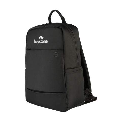 Sac à dos léger pour ordinateur portable de la marque italienne Tucano. Ce sac à dos moderne et compact est fabriqué à partir de plastique recyclé, dont 12 bouteilles en PET recyclées. Le compartiment spacieux est équipé d'une poche zippée en filet et d'un compartiment de rangement résistant aux chocs pour les ordinateurs portables jusqu'à 15,6 pouces ou MacBook Pro 16 pouces. La poche zippée à l'avant est équipée d'un organiseur pour cartes, téléphone et stylos. Entièrement rembourré. Les sangles rembourrées et réglables ainsi que le dos ergonomique assurent un confort supplémentaire. Avec une sangle pratique pour trolley et des poches latérales pour une bouteille et un parapluie. Un sac à dos pratique et fonctionnel pour le travail et les loisirs. Capacité env. 20 litres.
