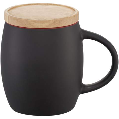 De gezellige Heart 400 ml keramische mok met matte afwerking en houten onderzetter is een trendy metgezel voor een warme drank op koude winterdagen. Het ronde design valt overal op, net als het kleuraccent aan de binnenkant. Het keramische materiaal is hittebestendig en de onderzetter kan ook als deksel worden gebruikt. De Hearth mok (inclusief opdruk) is vaatwasmachinebestendig volgens EN12875-1 voor minstens 125 wasbeurten. 