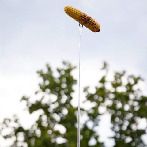 De Fredde vork is uitschuifbaar, grillbestendig en uitermate geschikt voor het grillen van worstjes en groenten en marshmallows boven open vuur. Gemaakt van roestvrij staal met een handvat van rubberhout. Neemt minimale ruimte in wanneer het niet wordt gebruikt.
