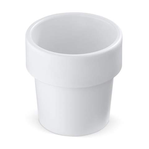 Ein Topf mit Erdbeersamen in verschiedenen bunten Farben. Wenn die Pflanze groß genug ist, um sie in den Garten zu bringen, kann der Topf gereinigt werden und ist als Kaffeebecher wiederverwendbar. Der Rand ist doppelwandig, damit man sich beim Trinken nicht die Hand verbrennt. 