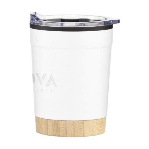 WoW! Dubbelwandige thermosbeker met een buitenwand van gerecycled RVS en PP binnenwand. De beker heeft een zwart transparante push-on deksel met afsluitbare drinkopening. Een opvallend mooi detail is de bamboe onderzijde met een dikte van 1,5 cm. Niet vaatwasserbestendig. RCS-gecertificeerd. Totaal gerecycled materiaal: 38%. Inhoud 350 ml.      RVS kan oneindig vaak gerecycled worden terwijl de kwaliteit van het materiaal behouden blijft. Door het gebruik van gerecycled RVS worden minder nieuwe grondstoffen gebruikt. Dit betekent minder energieverbruik, minder gebruik van water en reductie van de CO2-uitstoot. Per stuk in kraft doos.