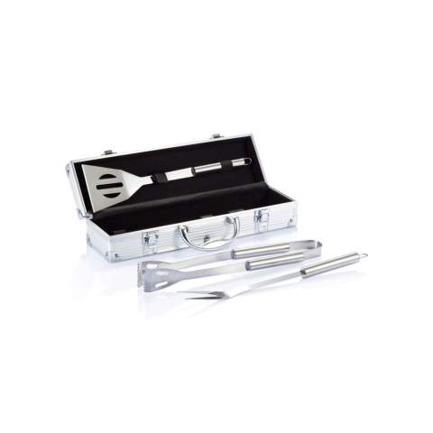 3 pcs stainless steel barbecue set including, spatula, carving fork with protection cover and pair of tongs, stainless steel handles. Packed in aluminium case with handle and hinges.