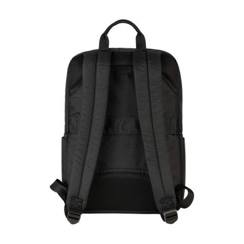 Sac à dos léger pour ordinateur portable de la marque italienne Tucano. Ce sac à dos moderne et compact est fabriqué à partir de plastique recyclé, dont 12 bouteilles en PET recyclées. Le compartiment spacieux est équipé d'une poche zippée en filet et d'un compartiment de rangement résistant aux chocs pour les ordinateurs portables jusqu'à 15,6 pouces ou MacBook Pro 16 pouces. La poche zippée à l'avant est équipée d'un organiseur pour cartes, téléphone et stylos. Entièrement rembourré. Les sangles rembourrées et réglables ainsi que le dos ergonomique assurent un confort supplémentaire. Avec une sangle pratique pour trolley et des poches latérales pour une bouteille et un parapluie. Un sac à dos pratique et fonctionnel pour le travail et les loisirs. Capacité env. 20 litres.