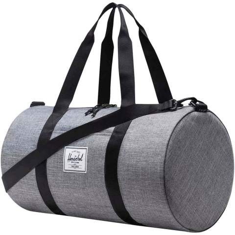 Deze klassieke tas is geschikt voor de sportschool en veelzijdig genoeg voor snelle uitstapjes. De tas is gemaakt van EcoSystem™ 600D-stof en voering, beide gemaakt van 100% gerecyclede post-consumer waterflessen. Voorzien van een ritssluiting met Prusik-trekkoorden, gladde geweven handgrepen aan de bovenkant, een afneembare gladde geweven schouderriem en een opbergzak aan de voorkant.
