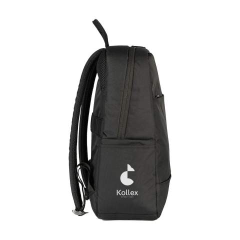 Sac à dos léger pour ordinateur portable de la marque italienne Tucano. Ce sac à dos moderne et compact est fabriqué à partir de plastique recyclé, dont 12 bouteilles en PET recyclées. Le compartiment spacieux est équipé d'une poche zippée en filet et d'un compartiment de rangement résistant aux chocs pour les ordinateurs portables jusqu'à 15,6 pouces ou MacBook Pro 16 pouces. La poche zippée à l'avant est équipée d'un organiseur pour cartes, téléphone et stylos. Entièrement rembourré. Les sangles rembourrées et réglables ainsi que le dos ergonomique assurent un confort supplémentaire. Avec une sangle pratique pour trolley et des poches latérales pour une bouteille et un parapluie. Un sac à dos pratique et fonctionnel pour le travail et les loisirs. Capacité env. 20 litres.