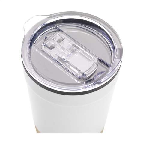 WoW! Dubbelwandige thermosbeker met een buitenwand van gerecycled RVS en PP binnenwand. De beker heeft een zwart transparante push-on deksel met afsluitbare drinkopening. Een opvallend mooi detail is de bamboe onderzijde met een dikte van 1,5 cm. Niet vaatwasserbestendig. RCS-gecertificeerd. Totaal gerecycled materiaal: 38%. Inhoud 350 ml.      RVS kan oneindig vaak gerecycled worden terwijl de kwaliteit van het materiaal behouden blijft. Door het gebruik van gerecycled RVS worden minder nieuwe grondstoffen gebruikt. Dit betekent minder energieverbruik, minder gebruik van water en reductie van de CO2-uitstoot. Per stuk in kraft doos.