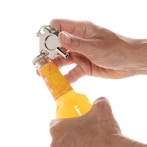 Porte-clés multifonctions avec clé de radiateur, jeton de caddie et décapsuleur. Fabriqué en alliage de zinc recyclé RCS. Contenu recyclé total : 69 % sur la base du poids total de l'article. La certification RCS garantit une chaîne d'approvisionnement entièrement certifiée pour les matériaux recyclés. Emballé dans un sachet en papier. La pièce « panier » a une épaisseur de 2,23 mm, similaire à celle de la pièce de 1 euro.
