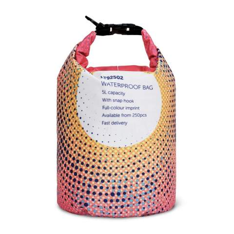 Sac étanche et pratique avec mousqueton. Gardez vos objets de valeur propres et secs sur la plage ou près de l'eau et utilisez le mousqueton pour le fermer. Ce sac est fabriqué sur commande et peut être imprimé intégralement. Délais de livraison courts. IPX5 résistant à l'eau, protégé contre les jets d'eau à basse pression sous n'importe quel angle. Ne pas immerger le sac.