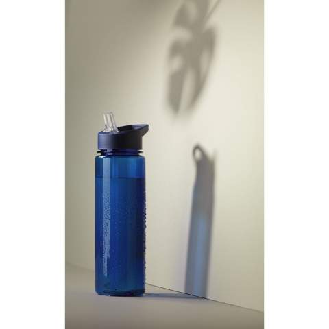 WoW! Wasserflasche mit transparentem Körper aus Tritan™ Renew from Eastman. Mit 50% recyceltem Material ohne Kompromisse bei der Qualität. Der Schraubverschluss verfügt über ein einklappbares Mundstück und einen verschließbaren Strohhalm. Beim Trinken kann man den Kopf gerade halten. So können Sie beim Fahren die Augen auf der Straße halten, während Sie trinken. Die Flasche lässt sich mühelos an einem Finger mitnehmen. Nachhaltig, wiederverwendbar und BPA-frei. Fassungsvermögen: 650 ml. Pro Stück in einer Geschenkverpackung.