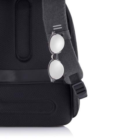 De Bobby Hero lijn is onze nieuwe generatie anti-diefstal rugzakken. Dit nieuwe model helpt u om altijd veilig, zorgeloos en georganiseerd te reizen. Het snijvaste en waterafstotende materiaal waar de tas van gemaakt is en de verborgen ritssluitingen & zakken houden uw spullen veilig terwijl u onderweg bent. Bobby Hero is ook een heel handige rugzak met functies zoals een geïntegreerde USB-laadpoort, oplichtende veiligheidsstrips en een bagageband. Aan de binnenkant zitten gewatteerde compartimenten voor een 15,6" laptop, tablet tot 12,9" en al uw andere spullen. De rugzak is gemaakt van 28 rPET (gerecyclede PET-flessen). Geregistreerd ontwerp®<br /><br />FitsLaptopTabletSizeInches: 15.6<br />PVC free: true
