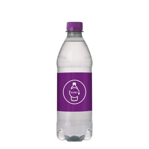 500 ml natuurlijk bronwater in een R-PET fles met draaidop. Kleur dop paars.