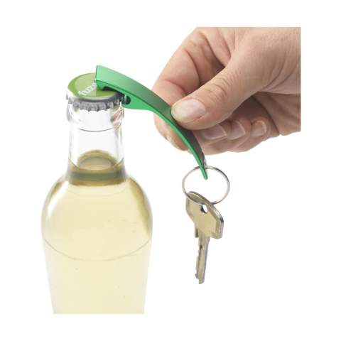 WoW! Sleutelhanger met lichtgewicht opener van 100% gerecycled alumininium. GRS-gecerticeerd. Door het gebruik van gerecycled aluminium worden minder nieuwe grondstoffen gebruikt. Dit betekent minder energieverbruik en minder waterverbruik.