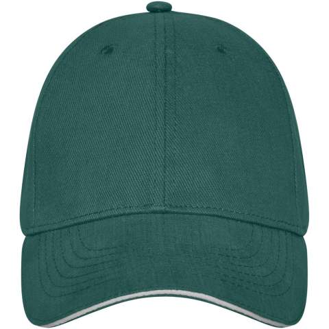 The Darton 6 panel sandwich cap features a pre-curved visor with a stylish sandwich design, offering not only classic aesthetics but also crucial sun protection. The embroidered eyelets ensure optimal ventilation, keeping you cool and composed during outdoor activities. With a head circumference of 58 cm, it promises a comfortable fit for various head sizes. The metal buckle closure allows for easy and secure adjustments. Made from 260 g/m² heavy brushed cotton twill. The ideal accessory for casual outings or outdoor activities.