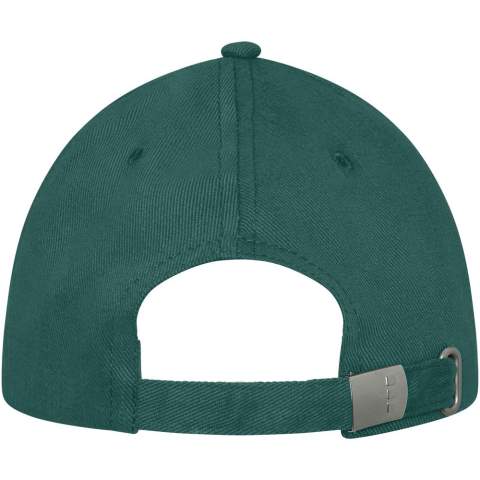 The Darton 6 panel sandwich cap features a pre-curved visor with a stylish sandwich design, offering not only classic aesthetics but also crucial sun protection. The embroidered eyelets ensure optimal ventilation, keeping you cool and composed during outdoor activities. With a head circumference of 58 cm, it promises a comfortable fit for various head sizes. The metal buckle closure allows for easy and secure adjustments. Made from 260 g/m² heavy brushed cotton twill. The ideal accessory for casual outings or outdoor activities.