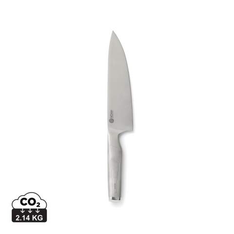 Couteau de chef de haute qualité en acier japonais (420 J2). Un couteau parfaitement aiguisé qui conserve son tranchant de façon durable. Le couteau possède une large lame légèrement incurvée sur le bord. Un couteau polyvalent qui peut être utilisé pour toutes sortes de tâches : éplucher, hacher et trancher les légumes, ou encore parer la viande.