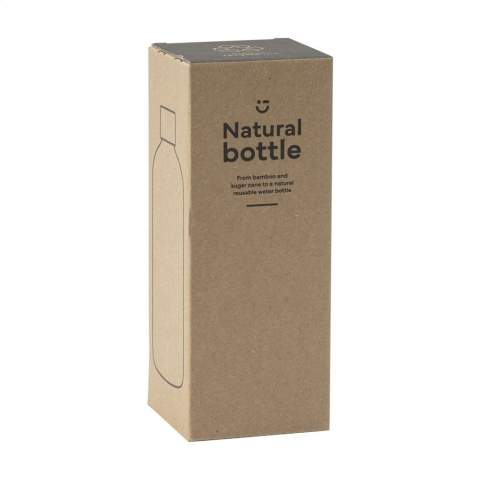 WoW! Wiederverwendbare Wasserflasche aus Zuckerrohrabfällen. Die Flasche hat einen Bambusverschluss. Auslaufsicher. Nicht spülmaschinengeeignet. Beide Pflanzen, die Zuckerrohrpflanze und die Bambuspflanze, entziehen der Luft während ihres Wachstums CO2. Die Flasche ist eine gute Alternative zur Plastikflasche. Fassungsvermögen 500 ml. Hergestellt in Europa. Wird einzeln in einem Kraftkarton geliefert.