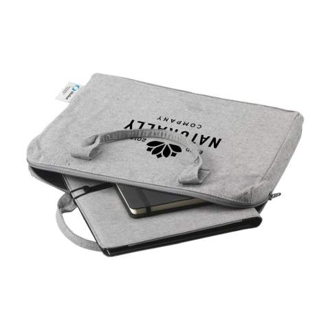 Sac pour ordinateur portable et spacieux de la marque néerlandaise Wolkat. Chez Wolkat, l'ensemble du processus est maîtrisé, depuis la collecte, le tri, le recyclage, la filature et le tissage - toutes ses opérations se font au même endroit. À aucun moment pendant le processus de recyclage des textiles, de l'eau, de la peinture ou des produits chimique ne sont utilisés. Wolkat déchiquette ces textiles et les transforme en fibres pures, qui sont ensuite envoyées à sa propre filature basée au Maroc. Dans cette filature, les fils sont filés en différentes épaisseurs et qualités. Ceux-ci sont alors utilisés pour fabriquer des produits tels que ce sac pour ordinateur portable, composé de 52% de textiles de consommation recyclés et de 48% de PET recyclé. Convient pour transporter un ordinateur portable de 15,6 pouces. Avec une fermeture éclair, deux poignées renforcées et une base renforcée. Soigneusement fini avec une doublure intérieure et une poche zippée supplémentaire à l'intérieur.