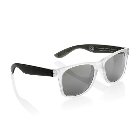 Lunettes de soleil fabriquées avec une monture en PC transparent recyclé certifié RCS. Avec verres miroirs colorés. Contenu recyclé total : 72 % sur la base du poids total de l'article. La certification RCS garantit une chaîne d'approvisionnement entièrement certifiée pour les matériaux recyclés. Les verres sont conformes à la norme EN ISO 12312-1, UV 400 et CAT 3. Emballées dans une boîte kraft FSC®.<br /><br />PVC free: true