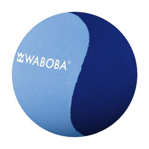 Waboba Wasser-Springball. Waboba steht für Water Bouncing Ball. Dieser kleine, aber kraftvolle Ball springt schnell, weit und bis zu 4 Meter hoch auf der Wasseroberfläche. Dieser Ball garantiert Unterhaltung und Wasserspaß im Schwimmbad, im Meer und in anderen Freizeitgewässern, in denen man schwimmen kann. Der Ball ist wasserdicht, treibt an der Wasseroberfläche und ist mit einem hochwertigen Gelkern mit einer Außenschicht aus Lycra ausgestattet. Dieses Produkt ist weltweit patentiert.