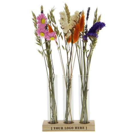 Deze droogbloemen die door de brievenbus passen, bieden een bijzonder en duurzaam geschenk. Droogbloemen voegen een vleugje natuurlijke schoonheid toe aan elke ruimte. Ze blijven lang mooi en hebben geen speciale verzorging nodig, wat het perfect maakt voor zowel thuis als op kantoor. Door hun natuurlijke uitstraling brengen ze een ontspannen sfeer met zich mee, wat helpt om stress te verminderen en de creativiteit te stimuleren. Een perfect artikel om mee te stralen op het bureau bij jouw relatie.<br /><br />Dit droogbloemen setje is volledig aanpasbaar in zowel kleur als met de toevoeging van een logo of slogan. De buisjes kunnen worden gevuld met gekleurde droogbloemen die passen bij de huisstijl van jouw bedrijf. Naast de bijzondere optie om de droogbloemen in kleur te personaliseren, biedt de houten standaard ook ruimte voor een logo of slogan. Hierdoor wordt de herkenning van jouw merk versterkt en wordt waardering voor de relatie getoond.<br /><br />Heeft u vragen over dit product, de gewenste personalisatie of eventuele verpakkingen? Neem dan gerust contact met ons op.