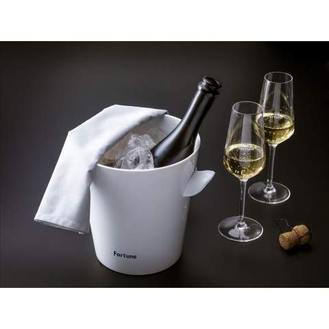 WoW! Champagnerkühler aus 100% recyceltem Ocean Bound Kunststoff von Plastic Bank®. Füllen Sie den Kühler mit Eiswürfeln und servieren Sie den Champagner wunderbar gekühlt. Natürlich auch zum Kühlhalten anderer Getränke geeignet. Fassungsvermögen 3.500 ml.      • Mit dem Kauf dieses Produkts unterstützen Sie Plastic Bank®. Plastic Bank® ist eine internationale Organisation mit zwei Hauptzielen, die uns alle etwas angehen: die Armut eindämmen und den Plastikmüll in den Ozeanen reduzieren. Plastic Bank® bezahlt Menschen in Entwicklungsländern für die Abgabe von Plastikmüll. Dieses Plastik wird von Stränden und aus dem Flachwasserbereich der Ozeane, aus Flüssen, von Flussufern und Mülldeponien gesammelt. All dies verhindert, dass der Plastikmüll tatsächlich in die Ozeane gelangt. Der gesammelte Kunststoff wird sortiert, gereinigt und zu Granulat verarbeitet. Aus diesem Granulat werden neue Produkte hergestellt, die das Social Plastic®-Label tragen dürfen.