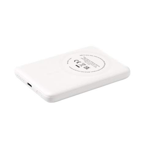 Magnetische, draadloze 15W powerbank gemaakt van gerecycled ABS. Met ingebouwde polymer Li-ion batterij (5000 mAh). Klik de oplader op de achterkant van je mobiele telefoon om je apparaat op te laden. Compatibel met alle mobiele apparaten die QI draadloos laden ondersteunen. Output: 15W. Op andere telefoons kan deze worden gebruikt als een gewone oplader. USB-C Input: 5V⎓3A, 9V⎓2.22A. USB-C Output: 5V⎓3.0A 9V⎓ 2.22A 12V⎓1.67A. Inclusief USB-C/USB-C gerecyclede TPE oplaadkabel en gebruiksaanwijzing. RCS-gecertificeerd. Totaal gerecycled materiaal: 21%. Per stuk in doosje.