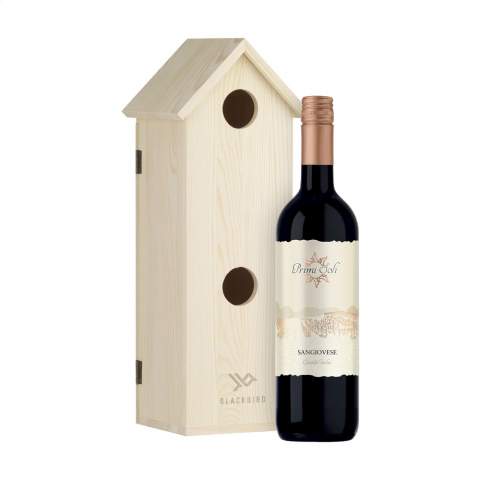 Rackpack Tweet Suite: Weinkiste für Wein und ein Vogelhaus in einem. Wenn Sie diese Weinkiste in Ihrem Garten, an einem Baum oder an einer Stange aufhängen, schaffen Sie ein schönes, nachhaltiges Vogelhaus, das alle Arten von Vogelfreunden anlockt. Die Tweet Suite bringt Freude für Sie und die Vögel! Rackpack: eine Wein-Geschenkbox aus Holz mit einem neuen, zweiten Leben!  • geeignet für eine Flasche Wein • 8-10 mm Kiefernholz • Wein nicht inklusive. Wird einzeln in einem Kraftkarton geliefert.