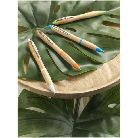 Stylo bille rétractable avec corps en bambou, rehaussé par une agrafe chromée et des finitions en plastique ABS. La couleur du bambou peut varier.