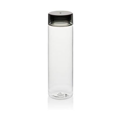 Bouteille d'eau élégante et minimaliste fabriquée à partir de plastique recyclé PET sans BPA. Buvez suffisamment lors de vos déplacements grâce à cette bouteille d'eau pratique en toutes circonstances. Ouverture large pour un nettoyage facile. Ne convient pas aux boissons de plus de 50 °C. Fabriqué avec des matériaux recyclés certifiés RCS. La certification RCS garantit une chaîne d'approvisionnement entièrement certifiée pour les matériaux recyclés. Contenu recyclé sur la base du poids total de l'article. Lavage à la main uniquement.