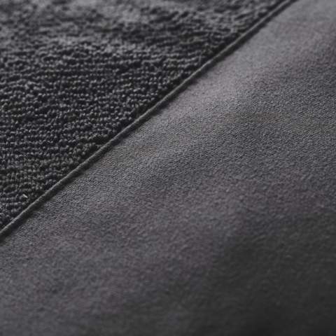 Fabriquée en microfibre et en bouteilles PET partiellement recyclées. Légère et compacte. Sa structure unique en tissu éponge peut absorber plus d'eau et sèche trois fois plus vite qu'une serviette traditionnelle. Idéale pour les activités de plein air, le sport et les voyages. Cette taille est excellente pour une utilisation en salle de sport. Trois bouteilles PET recyclées ont été utilisées pour fabriquer cette serviette. Fabriqué avec 50% de matériaux recyclés certifiés GRS. La certification GRS garantit une chaîne d'approvisionnement entièrement certifiée pour les matériaux recyclés. Contenu recyclé sur la base du poids total de l'article.