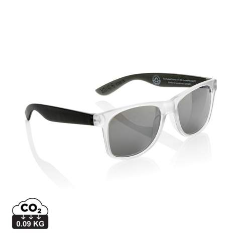 Lunettes de soleil fabriquées avec une monture en PC transparent recyclé certifié RCS. Avec verres miroirs colorés. Contenu recyclé total : 72 % sur la base du poids total de l'article. La certification RCS garantit une chaîne d'approvisionnement entièrement certifiée pour les matériaux recyclés. Les verres sont conformes à la norme EN ISO 12312-1, UV 400 et CAT 3. Emballées dans une boîte kraft FSC®.<br /><br />PVC free: true