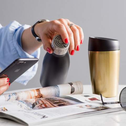 Our popular travel mug made to fit directly under most coffee machines. Capacity 240ml. The clever locking function makes the mug both leak-proof and easy to drink from. Simply press the button to open/close. The mug has a double-walled design to better retain heat. Make a sustainable choice and avoid disposable mugs.