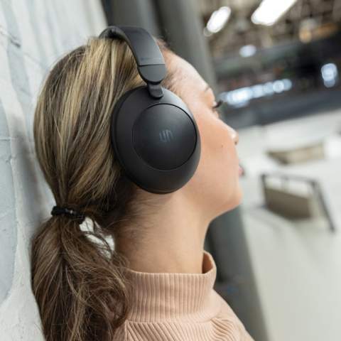 Ein unglaubliches rauschfreies Hörerlebnis. Die ANC-Technologie ermöglicht es Ihnen, alle unerwünschten Geräusche zu blockieren, um Ihre Musik in vollen Zügen zu genießen. Die extra weichen und bequemen Kissen geben Ihnen das Gefühl, dass Sie diesen Kopfhörer den ganzen Tag tragen können. Der 500mAh Akku hält für eine Spielzeit von bis zu 50 Stunden. Mit MIC in Premium-Qualität zum Annehmen von Anrufen. Der faltbare Kopfhörer besteht aus RCS (Recycled Claim Standard)-zertifiziert recyceltem ABS. Gesamter Recyclinganteil: 58% bezogen auf das Gesamtgewicht des Artikels. Die RCS-Zertifizierung gewährleistet eine vollständig zertifizierte Lieferkette der recycelten Materialien. Urban Vitamin-Artikel werden ohne PVC hergestellt und sind in plastikreduzierten Verpackungen verpackt. ANC-Pegel: bis zu 25dB. Inklusive rPET-Etui.<br /><br />HasBluetooth: True<br />PowerbankCapacity: 500<br />PVC free: true