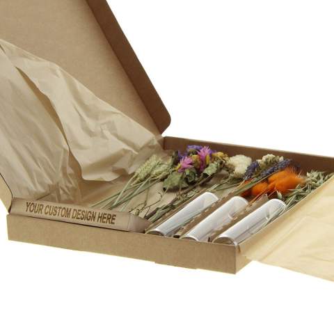 Deze droogbloemen die door de brievenbus passen, bieden een bijzonder en duurzaam geschenk. Droogbloemen voegen een vleugje natuurlijke schoonheid toe aan elke ruimte. Ze blijven lang mooi en hebben geen speciale verzorging nodig, wat het perfect maakt voor zowel thuis als op kantoor. Door hun natuurlijke uitstraling brengen ze een ontspannen sfeer met zich mee, wat helpt om stress te verminderen en de creativiteit te stimuleren. Een perfect artikel om mee te stralen op het bureau bij jouw relatie.<br /><br />Dit droogbloemen setje is volledig aanpasbaar in zowel kleur als met de toevoeging van een logo of slogan. De buisjes kunnen worden gevuld met gekleurde droogbloemen die passen bij de huisstijl van jouw bedrijf. Naast de bijzondere optie om de droogbloemen in kleur te personaliseren, biedt de houten standaard ook ruimte voor een logo of slogan. Hierdoor wordt de herkenning van jouw merk versterkt en wordt waardering voor de relatie getoond.<br /><br />Heeft u vragen over dit product, de gewenste personalisatie of eventuele verpakkingen? Neem dan gerust contact met ons op.