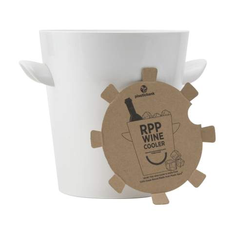 WoW! Champagnerkühler aus 100% recyceltem Ocean Bound Kunststoff von Plastic Bank®. Füllen Sie den Kühler mit Eiswürfeln und servieren Sie den Champagner wunderbar gekühlt. Natürlich auch zum Kühlhalten anderer Getränke geeignet. Fassungsvermögen 3.500 ml.      • Mit dem Kauf dieses Produkts unterstützen Sie Plastic Bank®. Plastic Bank® ist eine internationale Organisation mit zwei Hauptzielen, die uns alle etwas angehen: die Armut eindämmen und den Plastikmüll in den Ozeanen reduzieren. Plastic Bank® bezahlt Menschen in Entwicklungsländern für die Abgabe von Plastikmüll. Dieses Plastik wird von Stränden und aus dem Flachwasserbereich der Ozeane, aus Flüssen, von Flussufern und Mülldeponien gesammelt. All dies verhindert, dass der Plastikmüll tatsächlich in die Ozeane gelangt. Der gesammelte Kunststoff wird sortiert, gereinigt und zu Granulat verarbeitet. Aus diesem Granulat werden neue Produkte hergestellt, die das Social Plastic®-Label tragen dürfen.