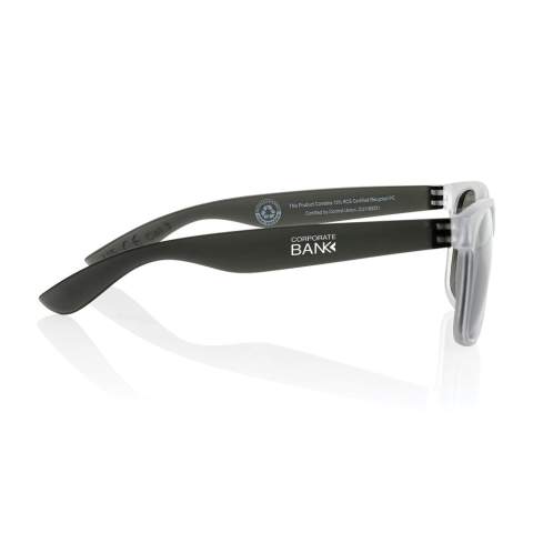 Lunettes de soleil fabriquées avec une monture en PC transparent recyclé certifié RCS. Avec verres miroirs colorés. Contenu recyclé total : 72 % sur la base du poids total de l'article. La certification RCS garantit une chaîne d'approvisionnement entièrement certifiée pour les matériaux recyclés. Les verres sont conformes à la norme EN ISO 12312-1, UV 400 et CAT 3. Emballées dans une boîte kraft FSC®.<br /><br />PVC free: true