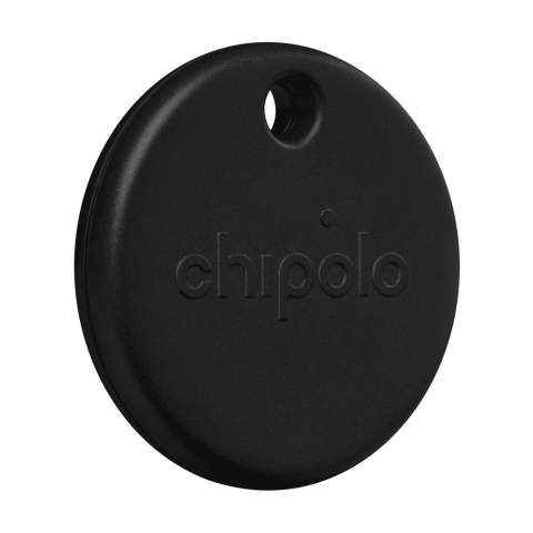 De Chipolo POP is een slimme Bluetooth-tracker die helpt om al je belangrijke spullen snel terug te vinden – van sleutels en rugzak tot koffer of portemonnee. Wat deze tracker écht bijzonder maakt, is dat hij als een van de weinige werkt met zowel Apple’s Find My-netwerk als Google’s Find My Device. Hierdoor kun je je spullen bijna overal ter wereld opsporen, zelfs als ze buiten Bluetooth-bereik zijn.    Is het item in de buurt, dan laat je de POP luid rinkelen met een geluid tot 120 dB. De gratis bijbehorende app is eenvoudig in gebruik en biedt handige functies zoals ‘Call Your Phone’. De behuizing is gemaakt van 50% gerecycled materiaal en is IP55-geclassificeerd, wat hem stof- en spatwaterdicht maakt. Dankzij Bluetooth 6.0 heeft de tracker een bereik tot 90 meter.    De Chipolo POP is licht, stijlvol en volledig digitaal te personaliseren. Ontworpen én geproduceerd in Europa, met aandacht voor kwaliteit. Een slimme keuze voor wie zoekt naar gemak, betrouwbaarheid en een tracker die verder gaat dan de standaard. Inclusief gebruiksaanwijzing. Per stuk verpakt.