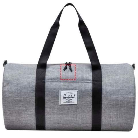 Deze klassieke tas is geschikt voor de sportschool en veelzijdig genoeg voor snelle uitstapjes. De tas is gemaakt van EcoSystem™ 600D-stof en voering, beide gemaakt van 100% gerecyclede post-consumer waterflessen. Voorzien van een ritssluiting met Prusik-trekkoorden, gladde geweven handgrepen aan de bovenkant, een afneembare gladde geweven schouderriem en een opbergzak aan de voorkant.
