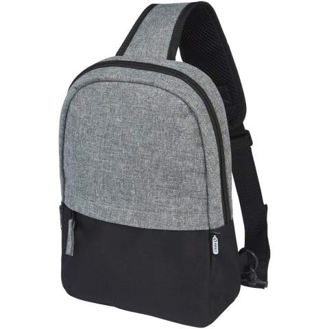 Fabriqué à partir de matériaux 100 % recyclés à l'extérieur, le sac à bandoulière recyclé GRS bicolore dispose d'une poche frontale zippée, ainsi que d'un compartiment principal zippé contenant une housse pour tablette de 12 pouces. Il dispose également d'une poche intérieure zippée pour le rangement en toute sécurité, et grâce à sa bandoulière entièrement réglable et rembourrée, il est confortable à transporter.