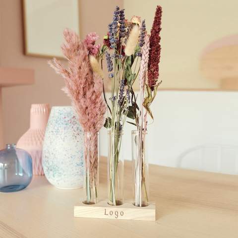 Deze droogbloemen die door de brievenbus passen, bieden een bijzonder en duurzaam geschenk. Droogbloemen voegen een vleugje natuurlijke schoonheid toe aan elke ruimte. Ze blijven lang mooi en hebben geen speciale verzorging nodig, wat het perfect maakt voor zowel thuis als op kantoor. Door hun natuurlijke uitstraling brengen ze een ontspannen sfeer met zich mee, wat helpt om stress te verminderen en de creativiteit te stimuleren. Een perfect artikel om mee te stralen op het bureau bij jouw relatie.<br /><br />Dit droogbloemen setje is volledig aanpasbaar in zowel kleur als met de toevoeging van een logo of slogan. De buisjes kunnen worden gevuld met gekleurde droogbloemen die passen bij de huisstijl van jouw bedrijf. Naast de bijzondere optie om de droogbloemen in kleur te personaliseren, biedt de houten standaard ook ruimte voor een logo of slogan. Hierdoor wordt de herkenning van jouw merk versterkt en wordt waardering voor de relatie getoond.<br /><br />Heeft u vragen over dit product, de gewenste personalisatie of eventuele verpakkingen? Neem dan gerust contact met ons op.