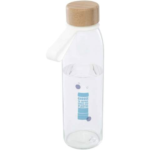 Bouteille à eau en verre à simple paroi avec couvercle vissé en bambou provenant de sources plus durables et socialement responsables. Elle est dotée d’une sangle en silicone confortable pour faciliter le transport. Livré dans un coffret cadeau en carton recyclé. Capacité : 500 ml.