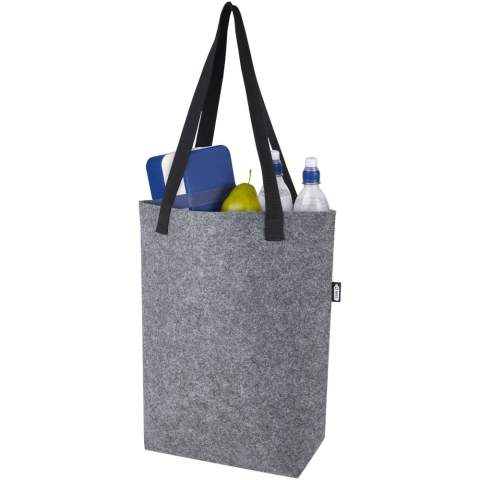 Praktische draagtas van zacht en duurzaam hoogwaardig GRS-gecertificeerd gerecycled vilt. Voorzien van lange geweven katoenen handgrepen (30 x 2,5 cm) voor optimaal draagcomfort en een extra brede bodem voor maximale opbergruimte.