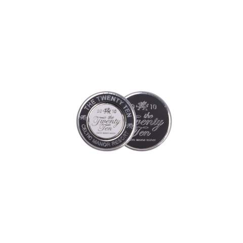 40 mm metal ball marker 2-sided enamelled with a 24 mm 2-sided enamelled ball marker. Packed in a high-end pouch