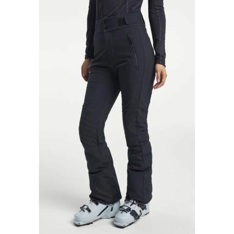 Ski chique - onze Grace Softshell skibroek biedt een elegant stijlvol silhouet dat je rondingen perfect volgt. Een slim-fit broek met elastiek in de taille en een comfortabel gevoel dankzij de bewegingsvrijheid die de waterafstotende en winddichte softshell stof biedt. Voorzien van twee voorzakken met rits, zomen met rits, gewatteerde knieën, sneeuwvanger aan de binnenkant van de broekspijpen en waterafstotende ritsen.