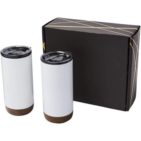 Geschenkset mit zwei vakuumisolierten Kupferbechern Valhalla (500 ml). Präsentiert in einer schwarzen Geschenkbox mit glänzenden goldfarbenen Details.