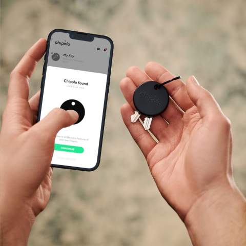 De Chipolo POP is een slimme Bluetooth-tracker die helpt om al je belangrijke spullen snel terug te vinden – van sleutels en rugzak tot koffer of portemonnee. Wat deze tracker écht bijzonder maakt, is dat hij als een van de weinige werkt met zowel Apple’s Find My-netwerk als Google’s Find My Device. Hierdoor kun je je spullen bijna overal ter wereld opsporen, zelfs als ze buiten Bluetooth-bereik zijn.    Is het item in de buurt, dan laat je de POP luid rinkelen met een geluid tot 120 dB. De gratis bijbehorende app is eenvoudig in gebruik en biedt handige functies zoals ‘Call Your Phone’. De behuizing is gemaakt van 50% gerecycled materiaal en is IP55-geclassificeerd, wat hem stof- en spatwaterdicht maakt. Dankzij Bluetooth 6.0 heeft de tracker een bereik tot 90 meter.    De Chipolo POP is licht, stijlvol en volledig digitaal te personaliseren. Ontworpen én geproduceerd in Europa, met aandacht voor kwaliteit. Een slimme keuze voor wie zoekt naar gemak, betrouwbaarheid en een tracker die verder gaat dan de standaard. Inclusief gebruiksaanwijzing. Per stuk verpakt.