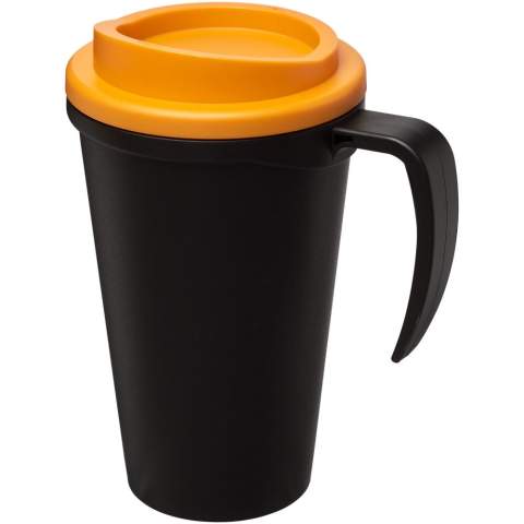 Doppelwandiger Isolierbecher mit Schraubverschluss und integriertem Griff. Mischen und kombinieren Sie Farben, um Ihren perfekten Becher zu kreieren. Hergestellt in Großbritannien. Präsentiert in einer weißen Geschenkschachtel. BPA-frei. EN12875-1-konform, spülmaschinen- und mikrowellengeeignet. Verpackt in einem recycelten PE-Kunststoffbeutel.