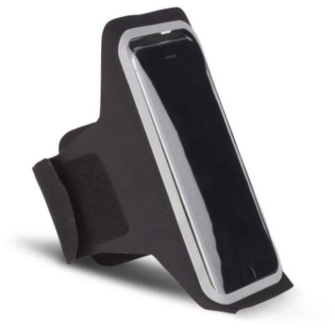 Universele Toppoint design sportarmband voor tijdens het sporten. De smartphone is eenvoudig door de transparante PVC laag te bedienen. Inclusief opening voor earbuds. Verstelbaar door middel van klittenband en daarom geschikt voor iedereen.